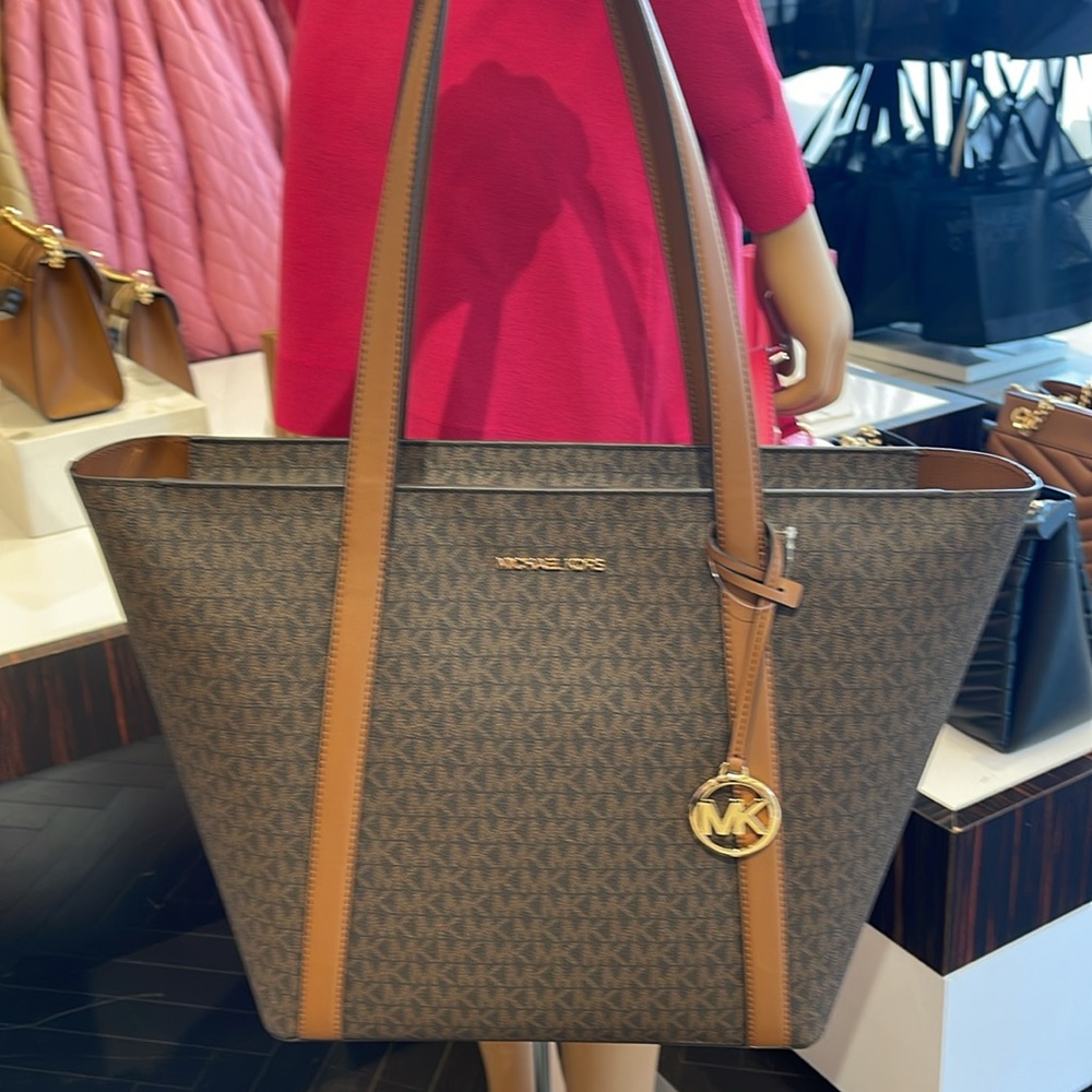MICHAEL KORS
Pratt Large Signature Logo Tote Shoulder Bag
COLOR BROWN
NWT - Picture 15 of 16